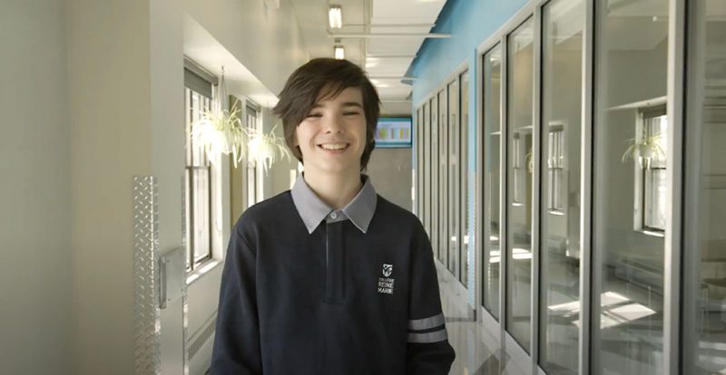 <span style="color: #ffffff;">Visite le collège Reine-Marie <br>avec Colin !</span>